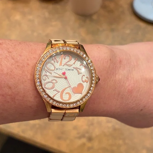 Betsey Johnson Cream and Gold Heart Watch - dead battery - Picture 4 of 6